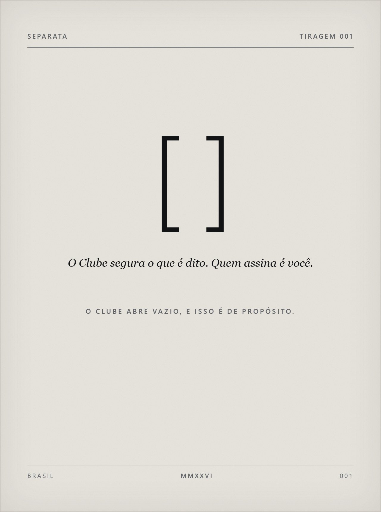A separata do Clube: o selo de dois colchetes em corpo de cartaz sobre papel, com a frase O Clube segura o que é dito, quem assina é você.